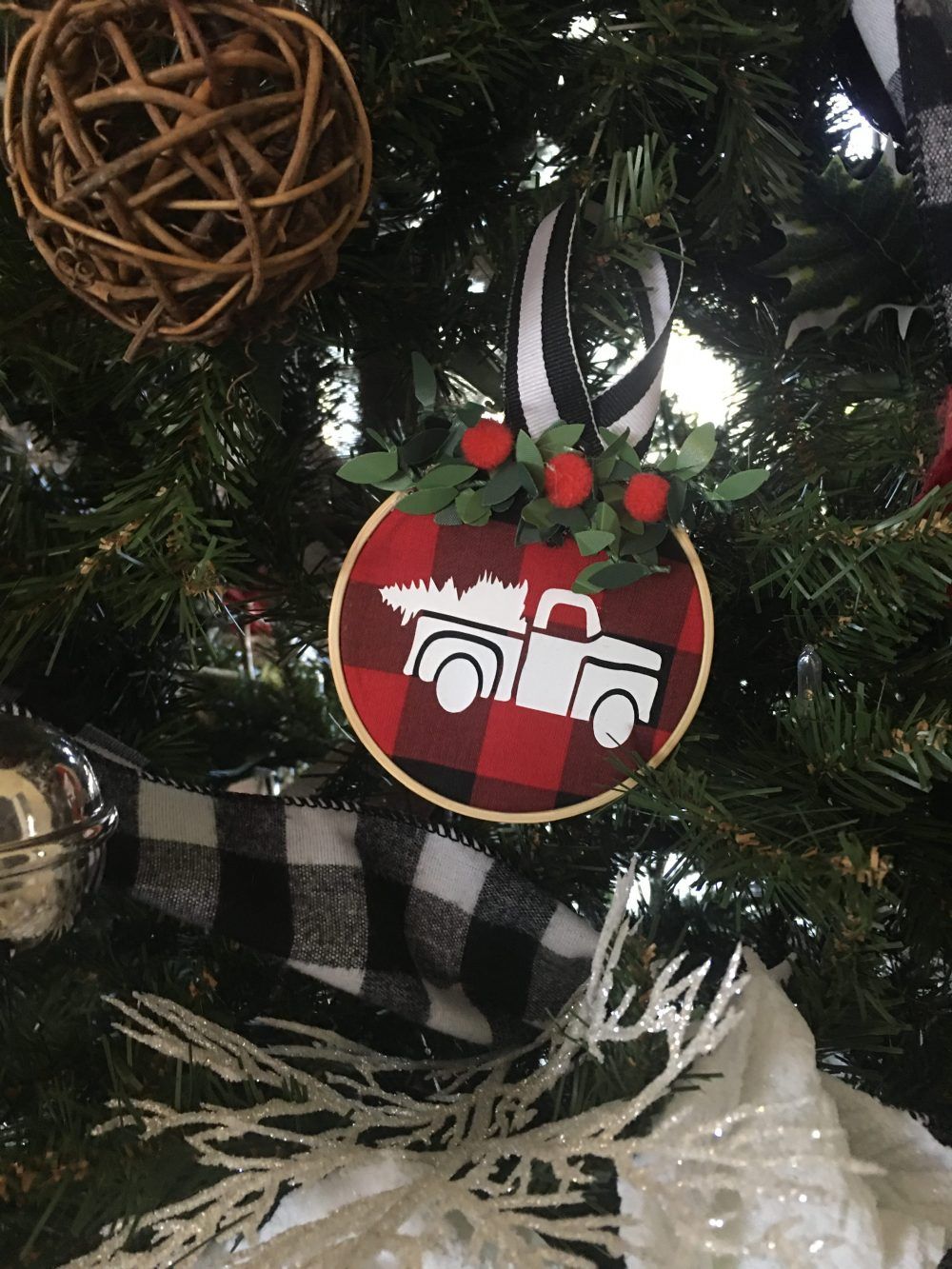 Make your own DIY Mini Embroidery Hoop ornaments using this simple and easy tutorial. Making these are so much fun and take less than 5 minutes to make. #minihoopornaments #embroideryhoopornaments #diychristmasornaments